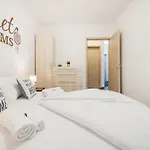 Modern Hub With Terrace & Parking Apartment *