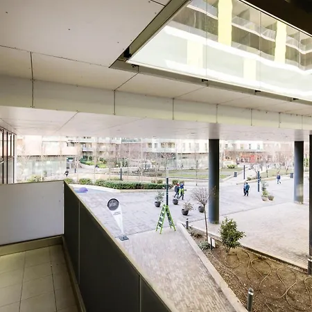 Apartmán Modern Hub With Terrace & Parking