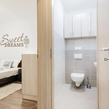 Modern Hub With Terrace & Parking Budapest